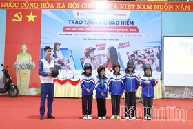 Hơn 65.000 học sinh lớp 1 được tặng mũ bảo hiểm