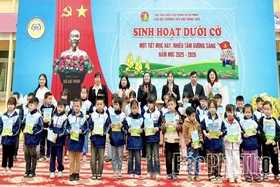 Trao 1.000 cuốn sách Kỹ thuật viết chữ tròn ly tặng học sinh tiểu học