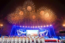 Mãn nhãn màn pháo hoa đặc biệt chào mừng thành công Đại hội XIV của Đảng
