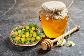 Trị ho bằng quất mật ong hay chanh mật ong tốt hơn