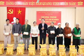 Phó Chủ tịch UBND tỉnh Quách Tất Liêm trao quà Tết tặng các hộ nghèo xã Hội Thịnh