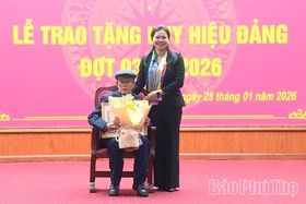 Đảng bộ xã Lâm Thao: 42 đảng viên được trao tặng Huy hiệu Đảng