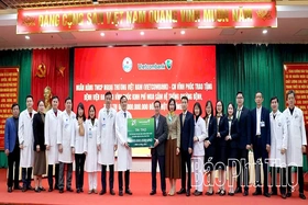 Trao tặng 1,7 tỷ đồng nâng cấp trang thiết bị y tế