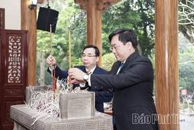 Lãnh đạo tỉnh dâng hương tại Nhà lưu niệm Bác Hồ và Đài tưởng niệm các Anh hùng liệt sĩ Vĩnh Phúc