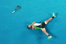 Alcaraz thắng ngược Djokovic, giành Australian Open lần đầu tiên