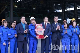 Tập đoàn Hoá chất Việt Nam thăm, chúc Tết và tặng quà cho người lao động