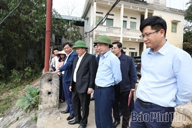 Phó Chủ tịch UBND tỉnh Đinh Công Sứ kiểm tra lấy nước đợt 2 phục vụ gieo cấy vụ Đông Xuân