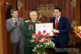 Đồng chí Trưởng Ban Tổ chức Tỉnh uỷ Bùi Đình Thi trao tặng Huy hiệu 70 năm tuổi Đảng dịp 3/2