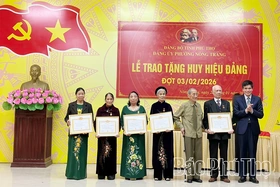 Trao Huy hiệu Đảng cho 84 đảng viên Đảng bộ phường Nông Trang