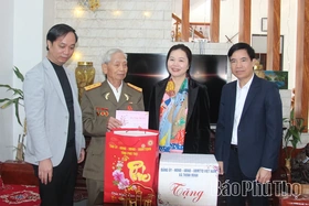 Đồng chí Bùi Thị Minh thăm, tặng quà gia đình người có công tại xã Thịnh Minh