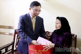 Phó Bí thư Tỉnh uỷ Bùi Huy Vĩnh tặng quà gia đình chính sách xã Xuân Lãng