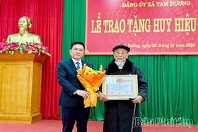 Phó Chủ tịch UBND tỉnh Vũ Việt Văn trao Huy hiệu Đảng cho đảng viên