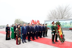 Các đồng chí lãnh đạo tỉnh dâng hương tưởng niệm các Anh hùng liệt sĩ