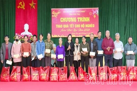 Trao quà Tết cho các hộ nghèo tại xã Hương Cần