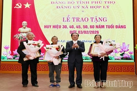Trưởng Ban Tuyên giáo và Dân vận Tỉnh ủy trao Huy hiệu Đảng tặng đảng viên xã Hợp Lý