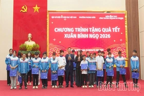 Trao gần 300 suất quà Tết tặng người nghèo và trẻ em hoàn cảnh khó khăn phường Phong Châu