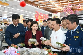 Phó Chủ tịch UBND tỉnh Phùng Thị Kim Nga kiểm tra công tác bình ổn thị trường dịp Tết Nguyên đán