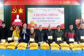 Trao quà Tết cho các hộ nghèo, hộ có hoàn cảnh đặc biệt khó khăn tại xã Hợp Kim