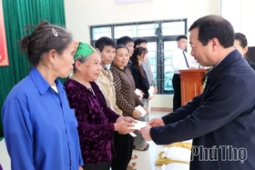 Phó Bí thư Thường trực Tỉnh ủy Bùi Văn Quang trao quà Tết cho các hộ gia đình chính sách