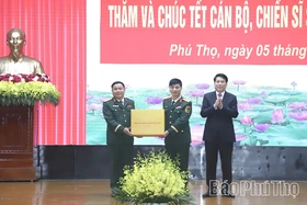 Chủ tịch nước Lương Cường thăm, chúc Tết cán bộ, chiến sĩ Sư đoàn 316