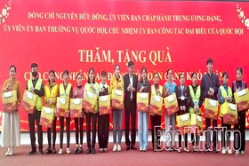 Chủ nhiệm Ủy ban Công tác đại biểu Quốc hội tặng quà công nhân lao động có hoàn cảnh khó khăn