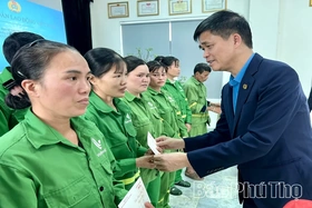 Trao 97 suất quà Tết tặng đoàn viên, người lao động hoàn cảnh khó khăn