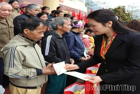 Trao gần 200 suất quà Tết tặng hộ nghèo, trẻ mồ côi tại xã Nật Sơn