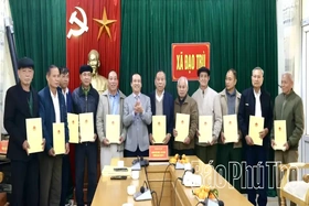 Thăm, tặng quà người có uy tín xã Tam Đảo và Đạo Trù