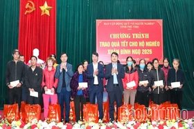 Trao quà Tết cho hộ nghèo xã Yên Lãng
