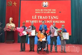 Phó Chủ tịch UBND tỉnh Nguyễn Huy Ngọc trao Huy hiệu Đảng tại xã Liên Minh