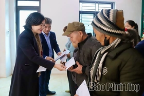 Báo và phát thanh, truyền hình Phú Thọ trao 380 suất quà Tết tặng người dân xã Trung Sơn