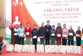 Trao quà Tết tặng hộ nghèo tại xã Hải Lựu