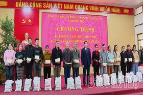 Phó Bí thư Tỉnh ủy Bùi Huy Vĩnh tặng quà Tết tại xã Sơn Lương