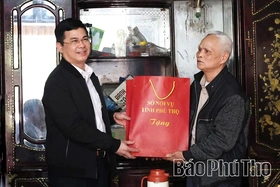 Tặng quà Tết các gia đình chính sách tại xã Vĩnh Hưng