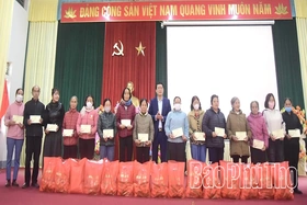 Trao quà Tết cho hộ nghèo, cận nghèo tại xã Tây Cốc