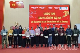 Trao quà Tết cho hộ nghèo và học sinh nghèo xã Minh Đài và Tân Pheo