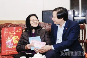 Phó Bí thư Tỉnh ủy Nguyễn Mạnh Sơn thăm, tặng quà Tết người có công tại xã Lâm Thao