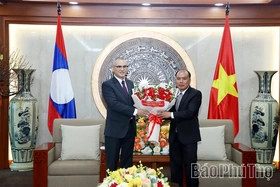 Đồng chí Bí thư Tỉnh ủy tiếp xã giao Đoàn đại biểu tỉnh Hủa Phăn