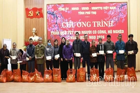 Trao quà Tết tặng người có công và hộ nghèo xã Liên Hòa