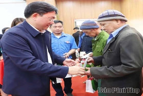 Chủ tịch UBND tỉnh Trần Duy Đông thăm, tặng quà Tết các hộ gia đình khó khăn tại xã Tân Mai