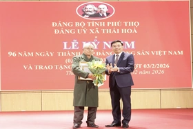 Xã Thái Hoà trao Huy hiệu Đảng cho 19 đảng viên và trao 25 suất quà Tết tặng hộ nghèo&nbsp;