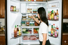 5 sai lầm phổ biến khi bảo quản thực phẩm chín trong tủ lạnh khiến thực phẩm biến chất không ngờ