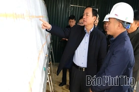 Vice Chairman Quach Tat Liem Inspects Hoa Binh - Moc Chau Expressway Project and Presents Tet Gifts to Workers