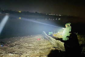 Thần tốc thi công cầu phao qua sông Lô