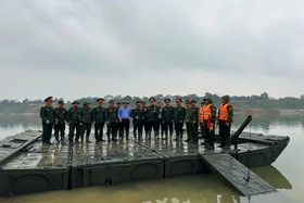 Thần tốc thi công cầu phao qua sông Lô