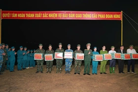 Phó Chủ nhiệm Tổng cục Chính trị Đỗ Xuân Tụng động viên lực lượng tham gia lắp đặt cầu phao qua sông Lô