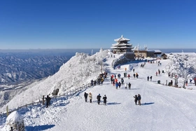 Khách Việt chi hàng chục triệu đồng đi nước ngoài trượt tuyết dịp Tết