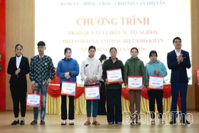 TYM chi nhánh Việt Trì trao 104 suất quà Tết tặng khách hàng có hoàn cảnh khó khăn
