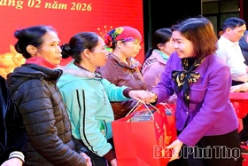 Phó Chủ tịch UBND tỉnh Phùng Thị Kim Nga dự chương trình “Tết sum vầy - Xuân ơn Đảng” tại xã Yên Lạc