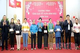 Đoàn đại biểu Quốc hội tỉnh trao 300 suất quà Tết tặng hộ nghèo các xã Ngọc Sơn, Nhân Nghĩa, Mường Vang